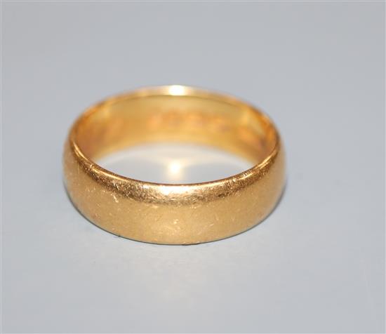 A 22ct gold wedding band, 8 grams.